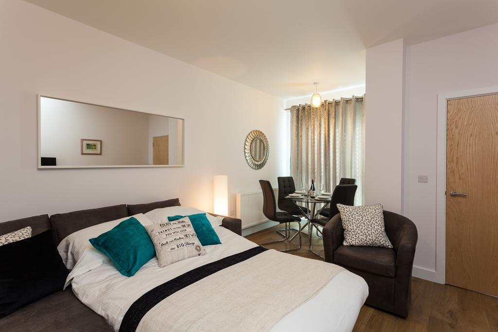Self-Contained Town Centre One Bedroom Apartments By Helmswood Serviced Apartments Redhill  Zewnętrze zdjęcie