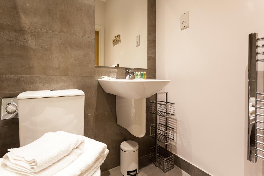 Self-Contained Town Centre One Bedroom Apartments By Helmswood Serviced Apartments Redhill  Zewnętrze zdjęcie