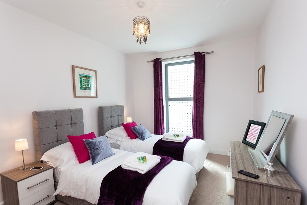 Self-Contained Town Centre One Bedroom Apartments By Helmswood Serviced Apartments Redhill  Zewnętrze zdjęcie