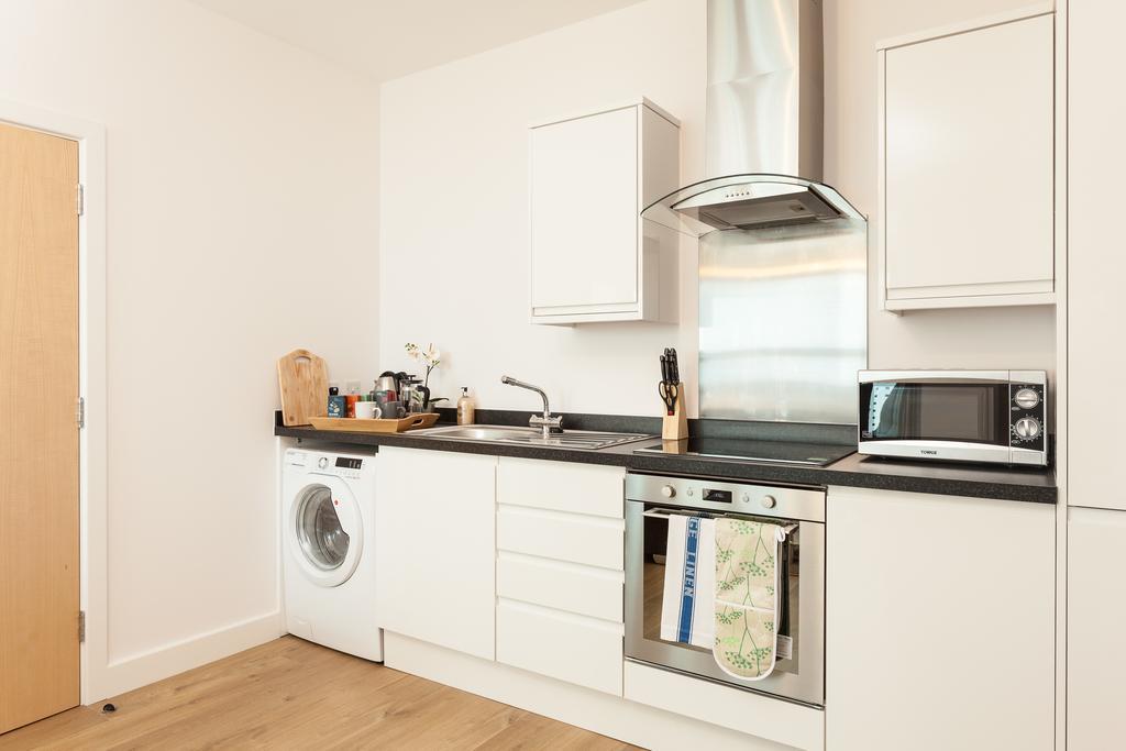 Self-Contained Town Centre One Bedroom Apartments By Helmswood Serviced Apartments Redhill  Zewnętrze zdjęcie