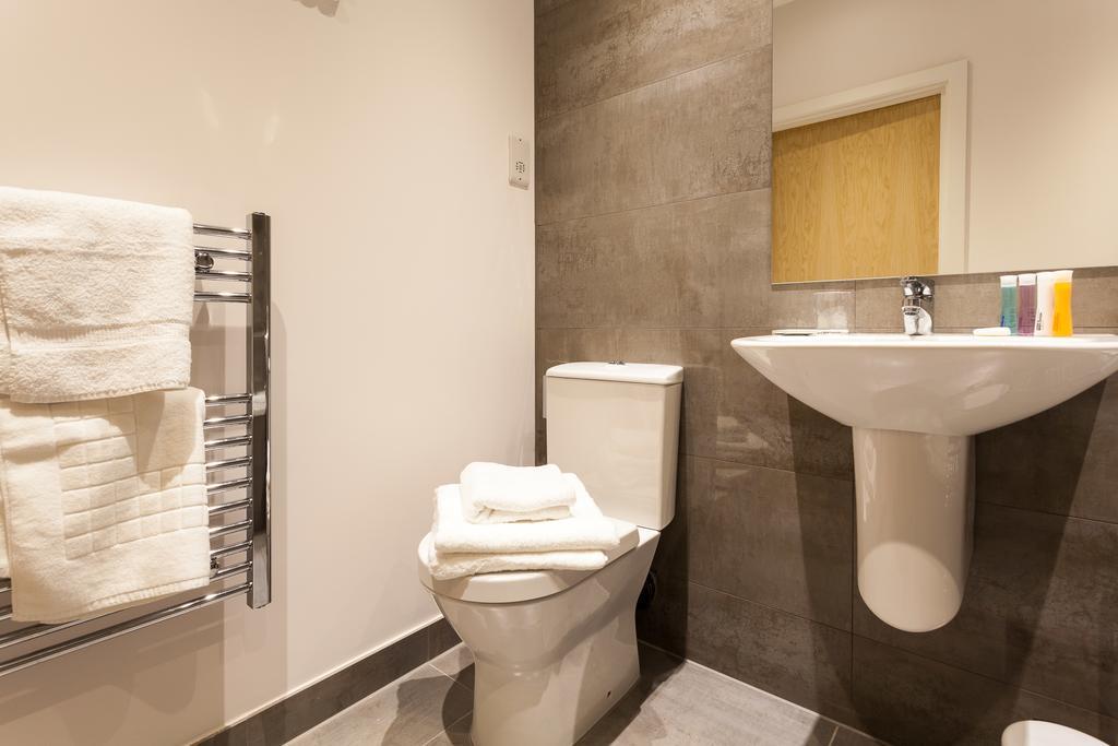 Self-Contained Town Centre One Bedroom Apartments By Helmswood Serviced Apartments Redhill  Zewnętrze zdjęcie