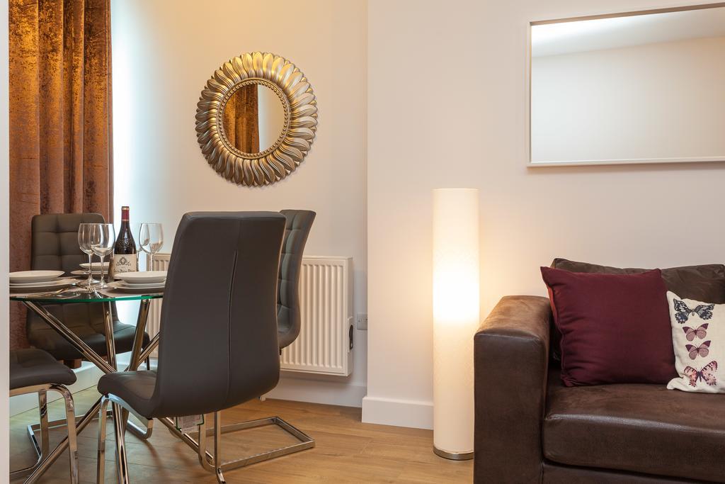 Self-Contained Town Centre One Bedroom Apartments By Helmswood Serviced Apartments Redhill  Zewnętrze zdjęcie