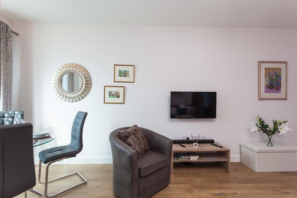 Self-Contained Town Centre One Bedroom Apartments By Helmswood Serviced Apartments Redhill  Zewnętrze zdjęcie
