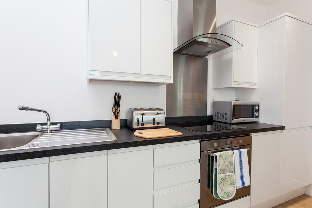 Self-Contained Town Centre One Bedroom Apartments By Helmswood Serviced Apartments Redhill  Zewnętrze zdjęcie