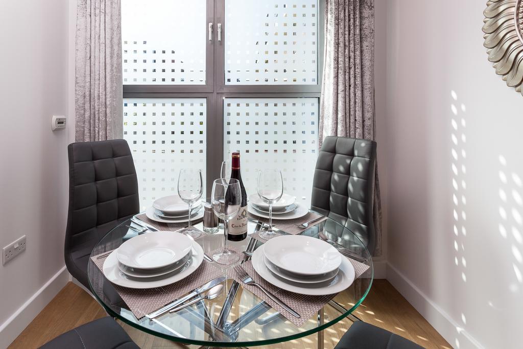 Self-Contained Town Centre One Bedroom Apartments By Helmswood Serviced Apartments Redhill  Zewnętrze zdjęcie