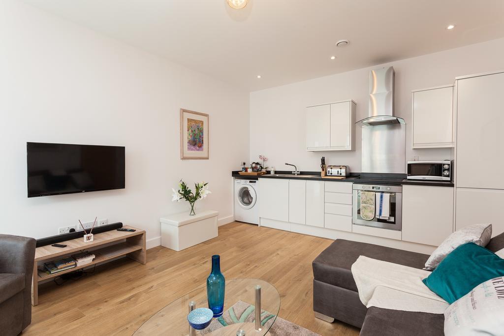 Self-Contained Town Centre One Bedroom Apartments By Helmswood Serviced Apartments Redhill  Zewnętrze zdjęcie
