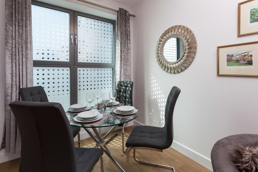Self-Contained Town Centre One Bedroom Apartments By Helmswood Serviced Apartments Redhill  Zewnętrze zdjęcie
