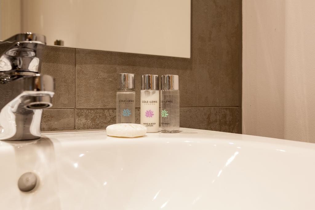 Self-Contained Town Centre One Bedroom Apartments By Helmswood Serviced Apartments Redhill  Zewnętrze zdjęcie