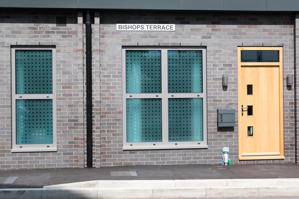 Self-Contained Town Centre One Bedroom Apartments By Helmswood Serviced Apartments Redhill  Zewnętrze zdjęcie