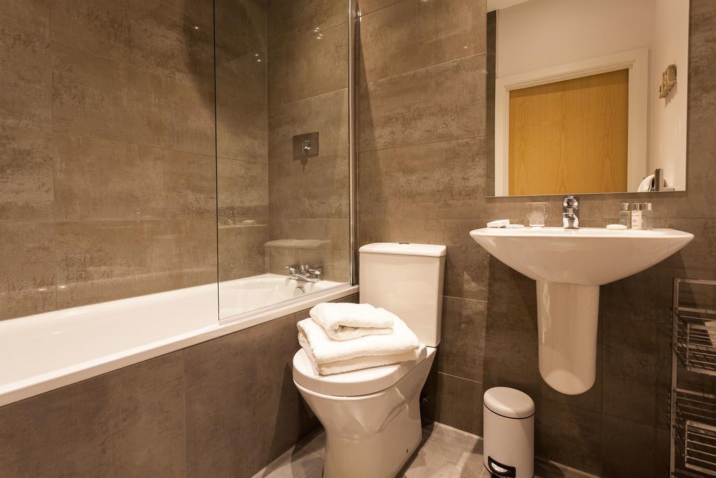 Self-Contained Town Centre One Bedroom Apartments By Helmswood Serviced Apartments Redhill  Zewnętrze zdjęcie
