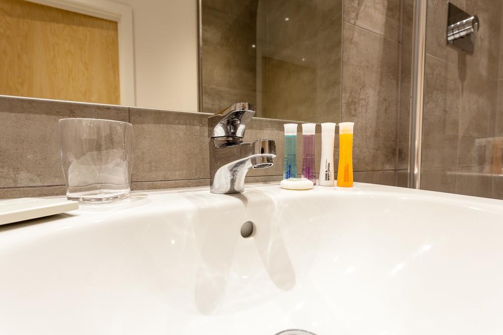 Self-Contained Town Centre One Bedroom Apartments By Helmswood Serviced Apartments Redhill  Zewnętrze zdjęcie