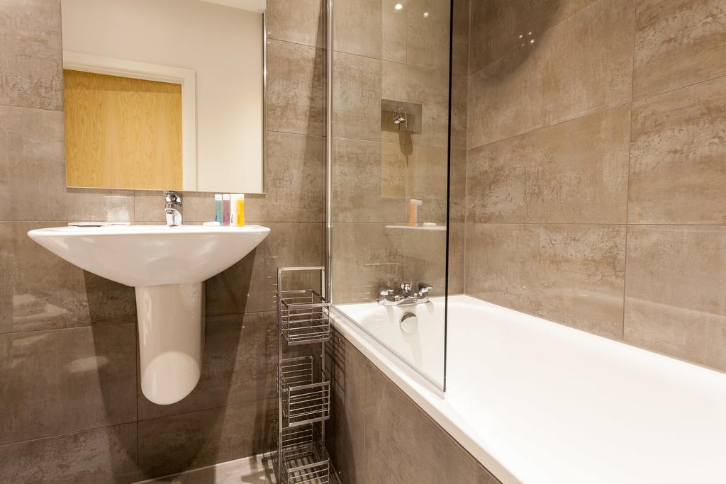 Self-Contained Town Centre One Bedroom Apartments By Helmswood Serviced Apartments Redhill  Zewnętrze zdjęcie