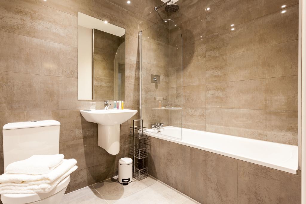 Self-Contained Town Centre One Bedroom Apartments By Helmswood Serviced Apartments Redhill  Zewnętrze zdjęcie