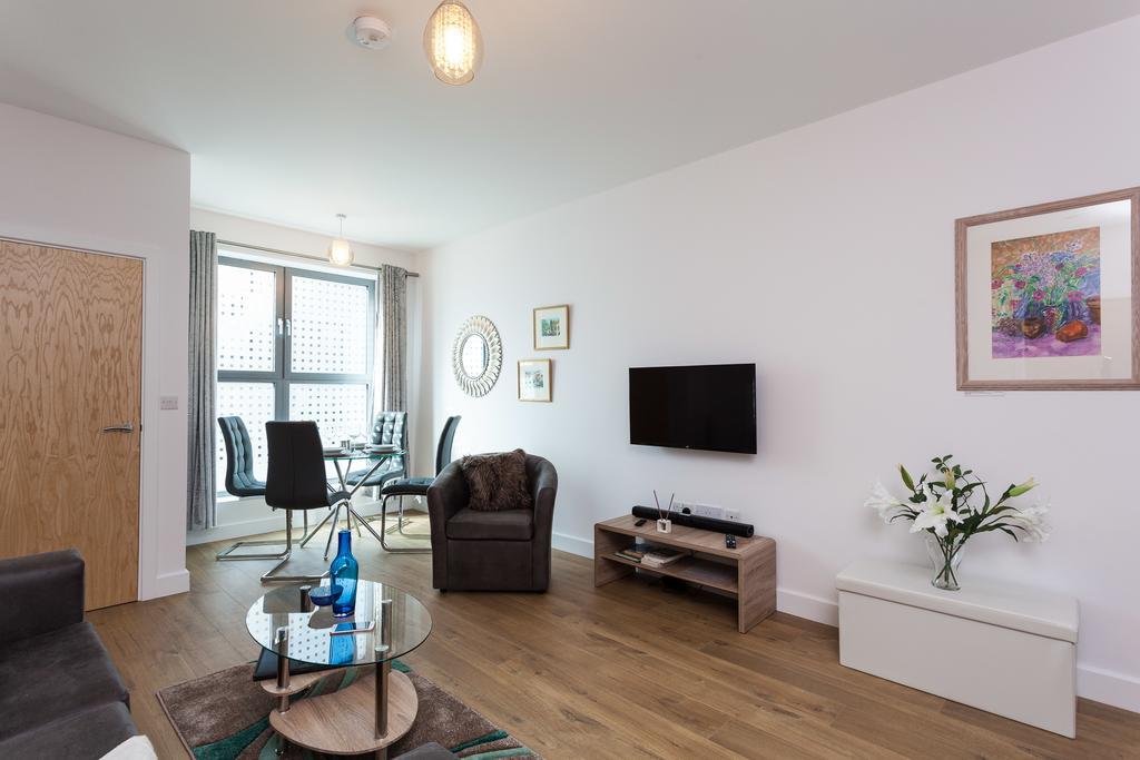 Self-Contained Town Centre One Bedroom Apartments By Helmswood Serviced Apartments Redhill  Zewnętrze zdjęcie